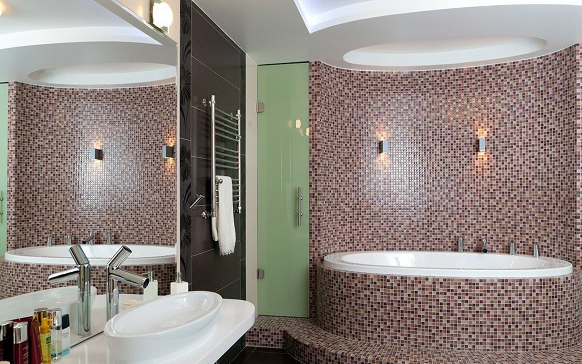 Отвалилась мозаика. Мозаика в ванной комнате. Плитка мозаика для ванной комнаты. Отделка ванной комнаты мозаикой. Ванная комната отделанная мозаикой.