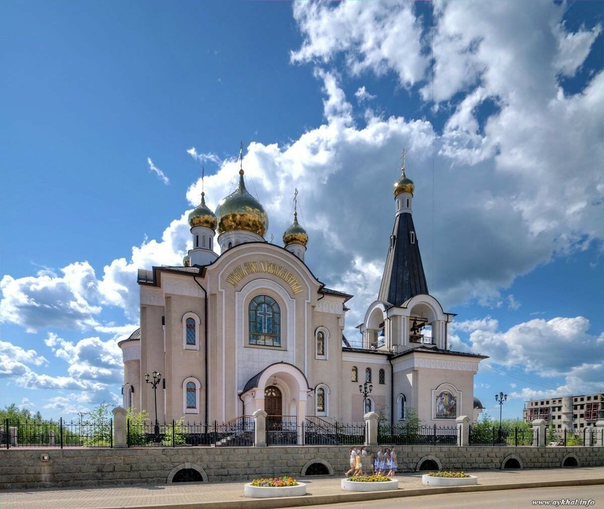 Город мирный якутия. Храм Мирный Якутия. Свято-Троицкий храм Мирный Якутия. Троицкий собор город Мирный Якутия. Церковь города мирного Саха.