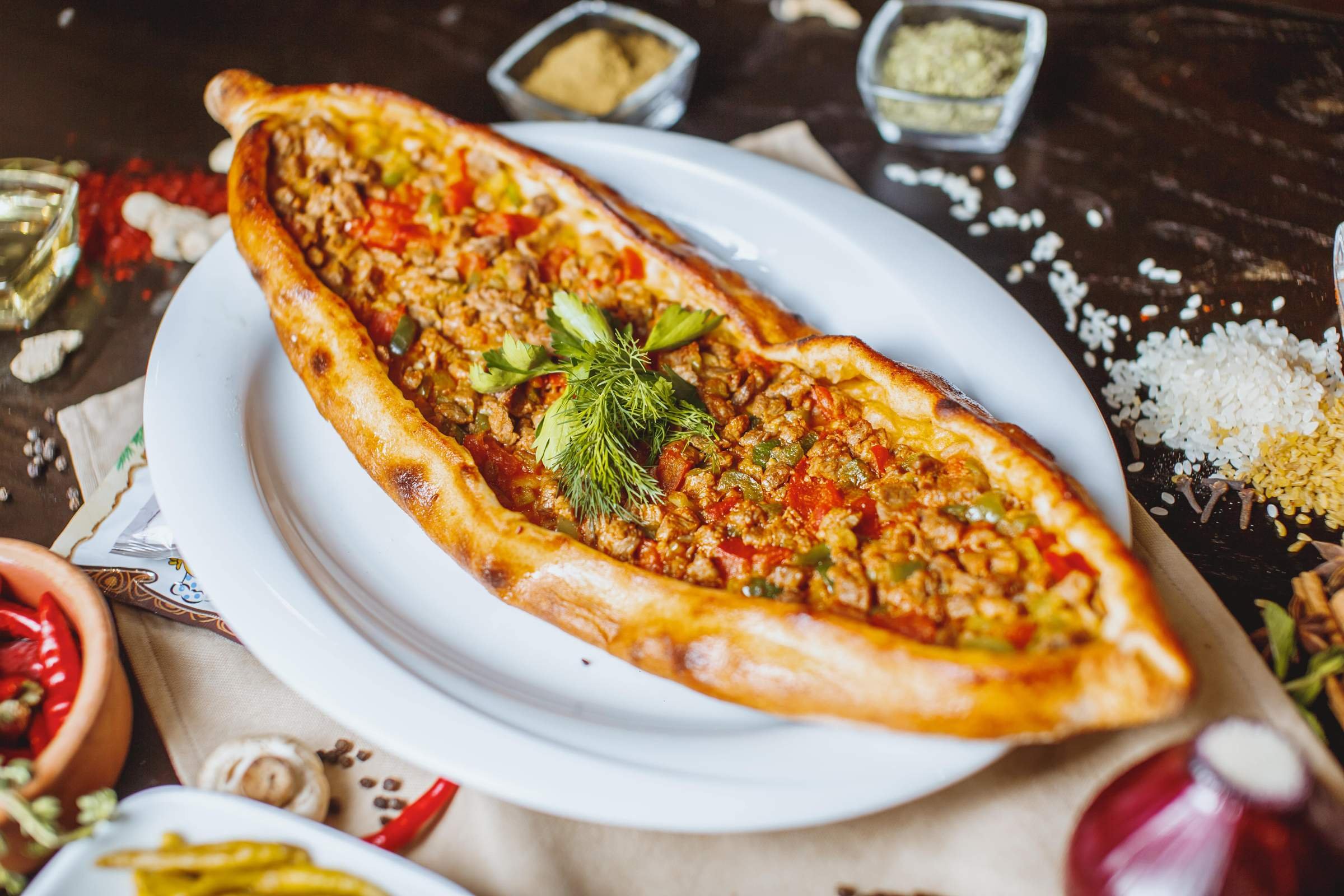 турецкая пицца с фаршем и помидорами в духовке фото 9