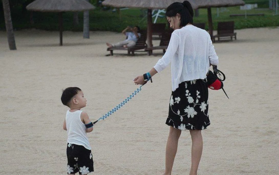 Китайские детские штаны. В китае детей водят на поводке. Младенец на прогулке в китае. Китайские дети на улице. Китай семья дети с оружием.