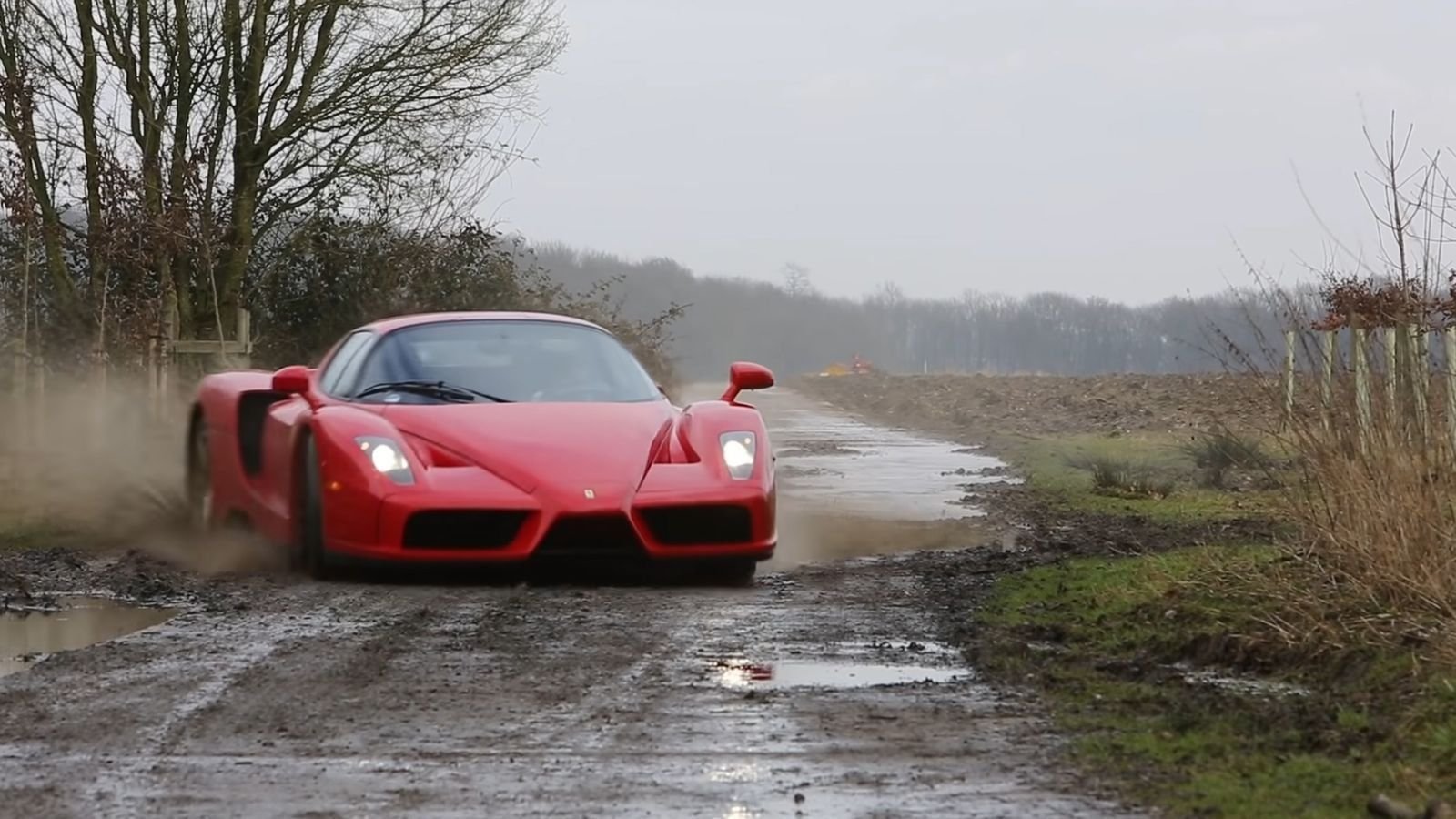 Какая машина едет. Ferrari Enzo WRC. Спорткар в деревне. Машина на дороге. Феррари в деревне.