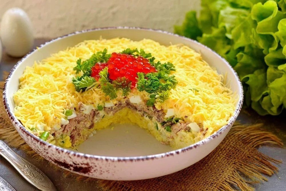 салат с горбушей и рисом. салат с консервой с горбушей. салат с горбушей и кукурузой. салаты из рыбных консервов горбуши. салат из горбуши консервированной.