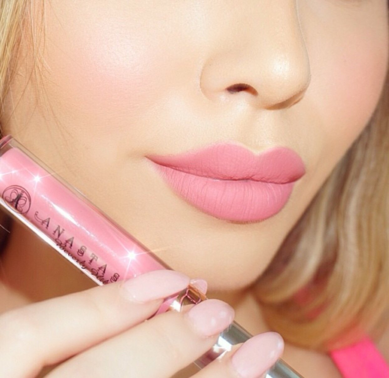 нежные губы. розовая помада с блеском. губы омбре. розовая помада. бледно розовая помада.