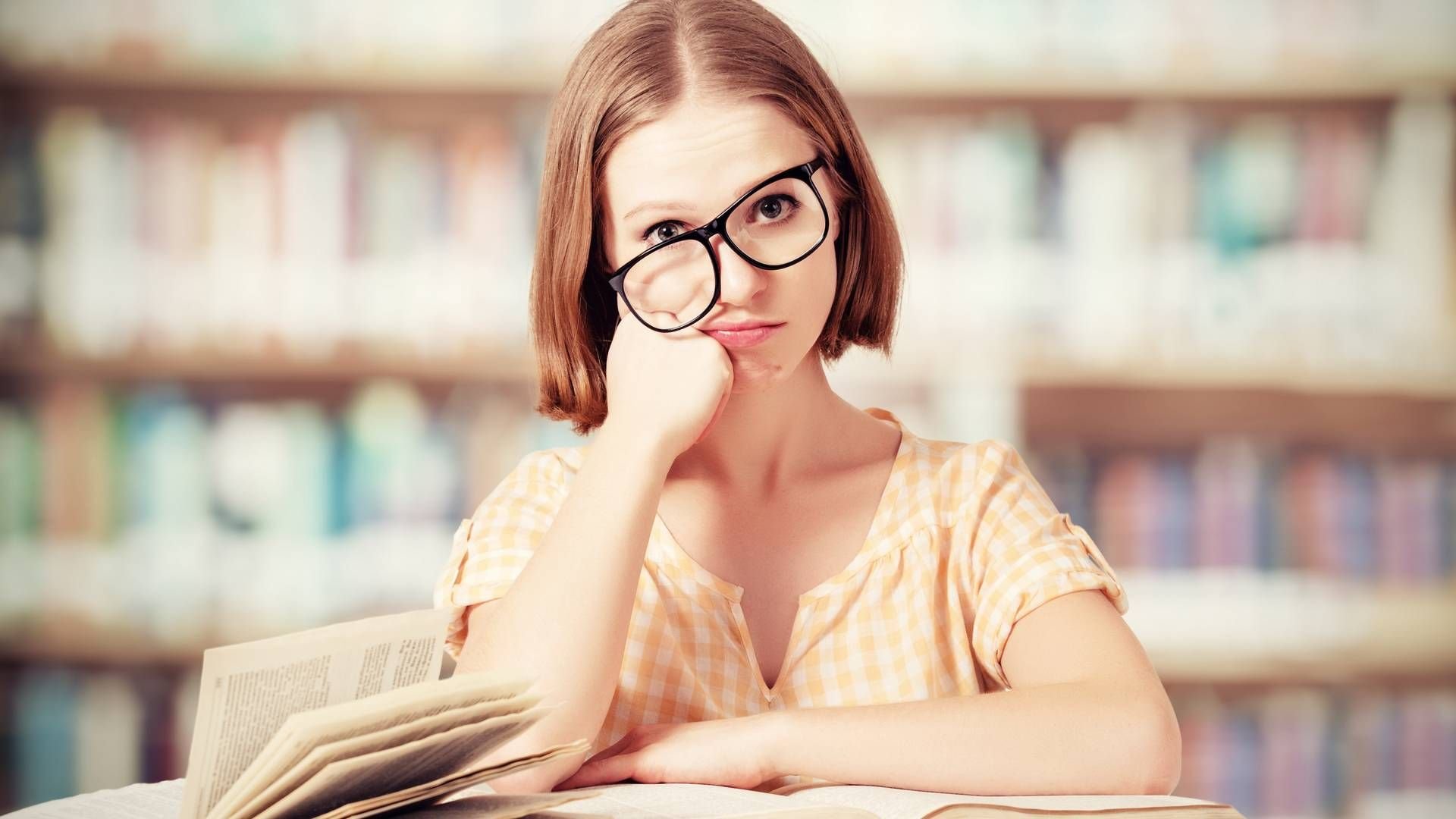 Удивление учителей. Умная девушка. Красивая библиотекарша. Умная девочка в очках. Девушка интеллектуалка.