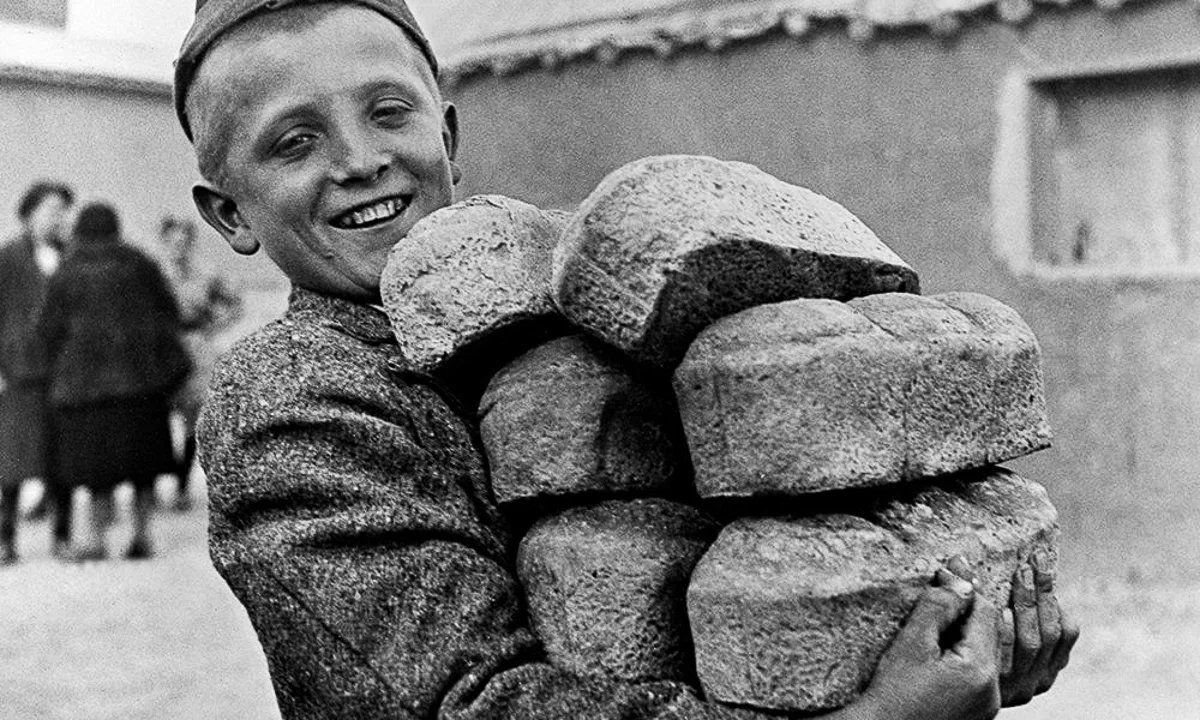 Военный голод. Хлеб войны. Хлеб для детей. Советские дети с хлебом. Хлеб в Великую отечественную войну.