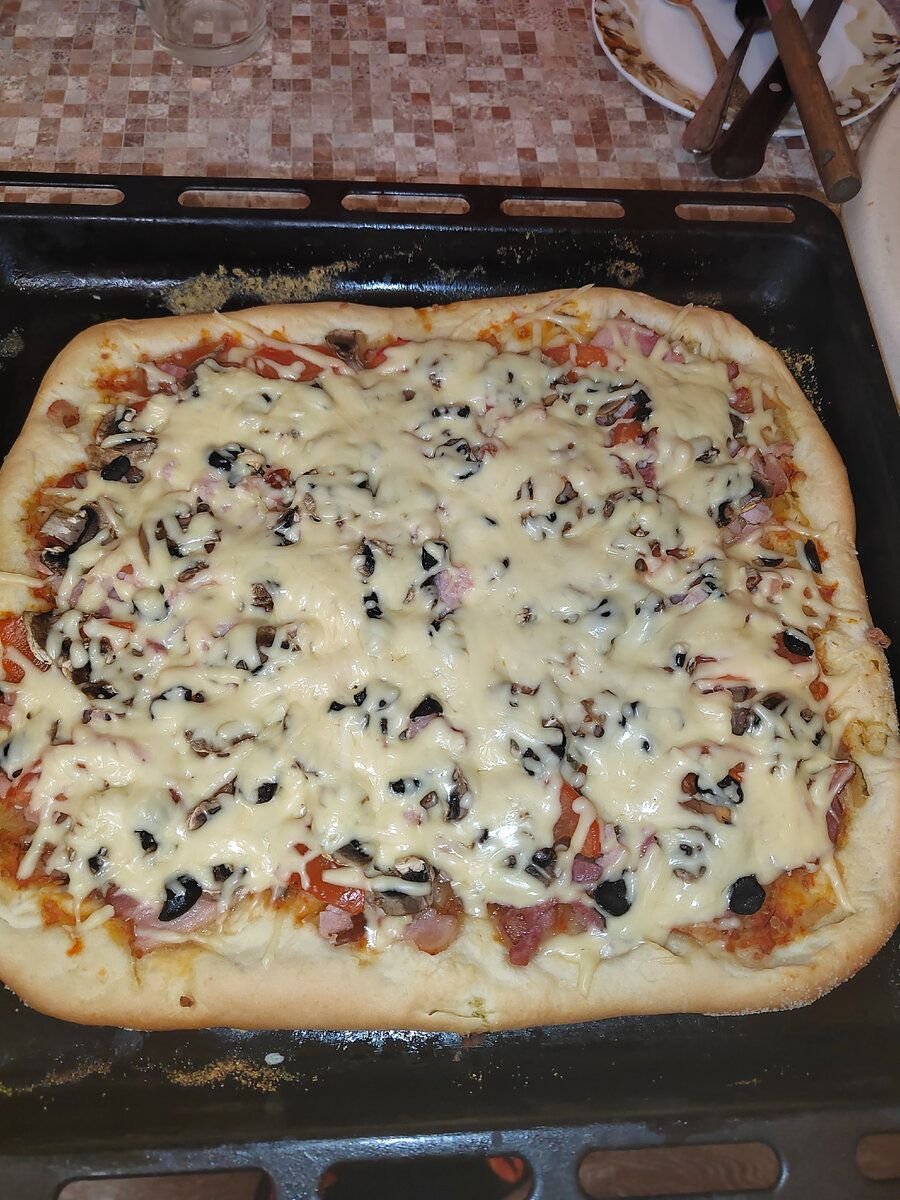 пицца с готовым дрожжевым тестом в духовке рецепт колбасой и сыром фото 73