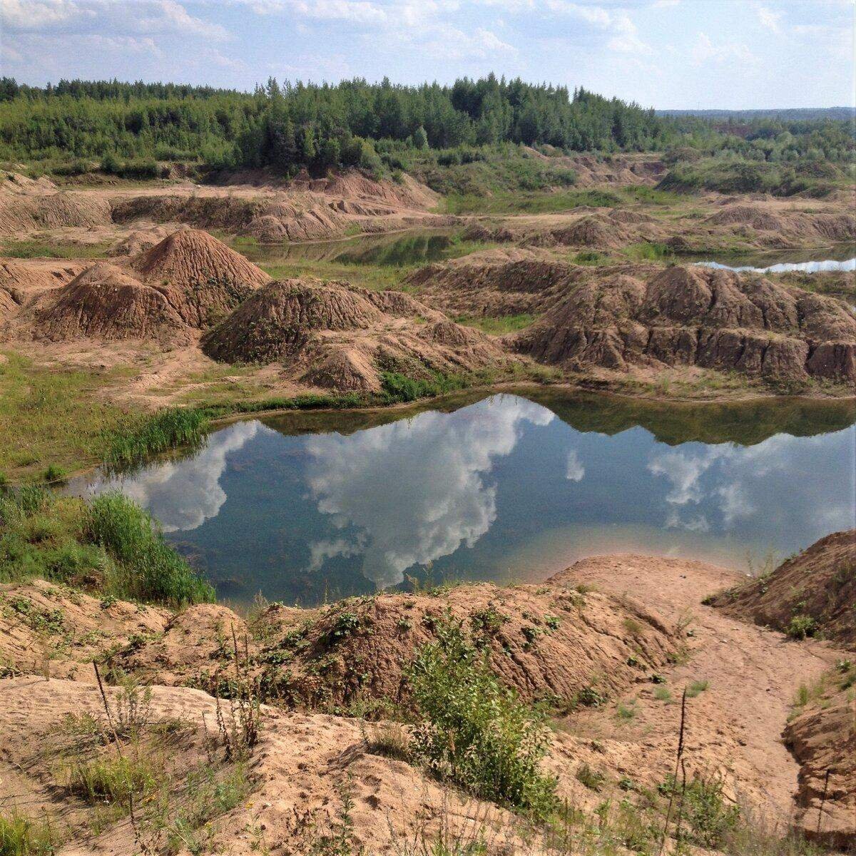 Песчаные дюны и озеро в сычево