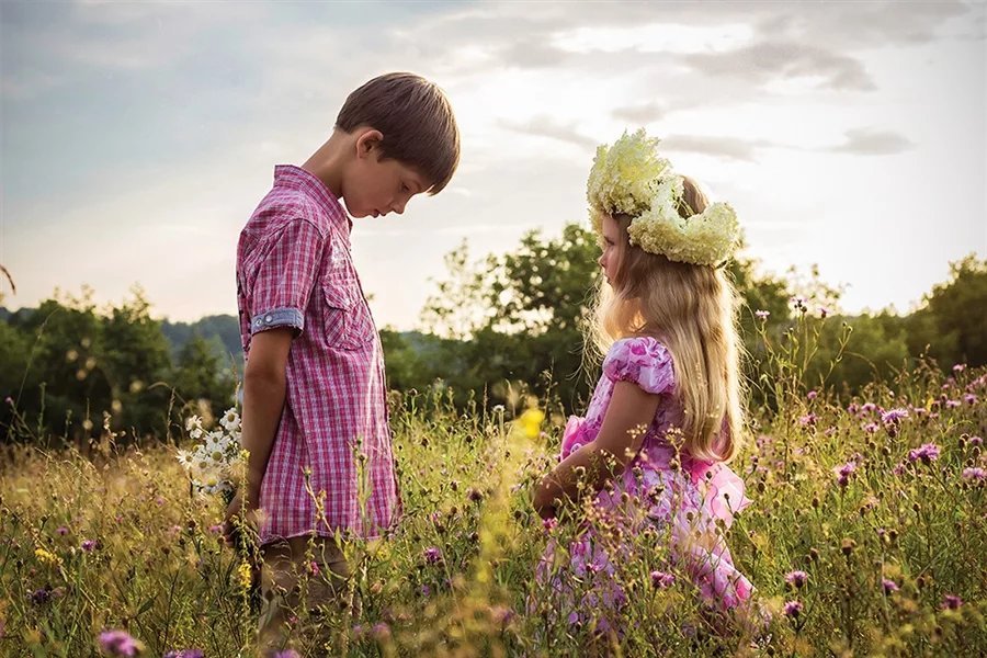 Картинка любовь девочка. Мальчик дарит девочке цветы. Девочка с цветами. Мальчик и девочка с цветами.