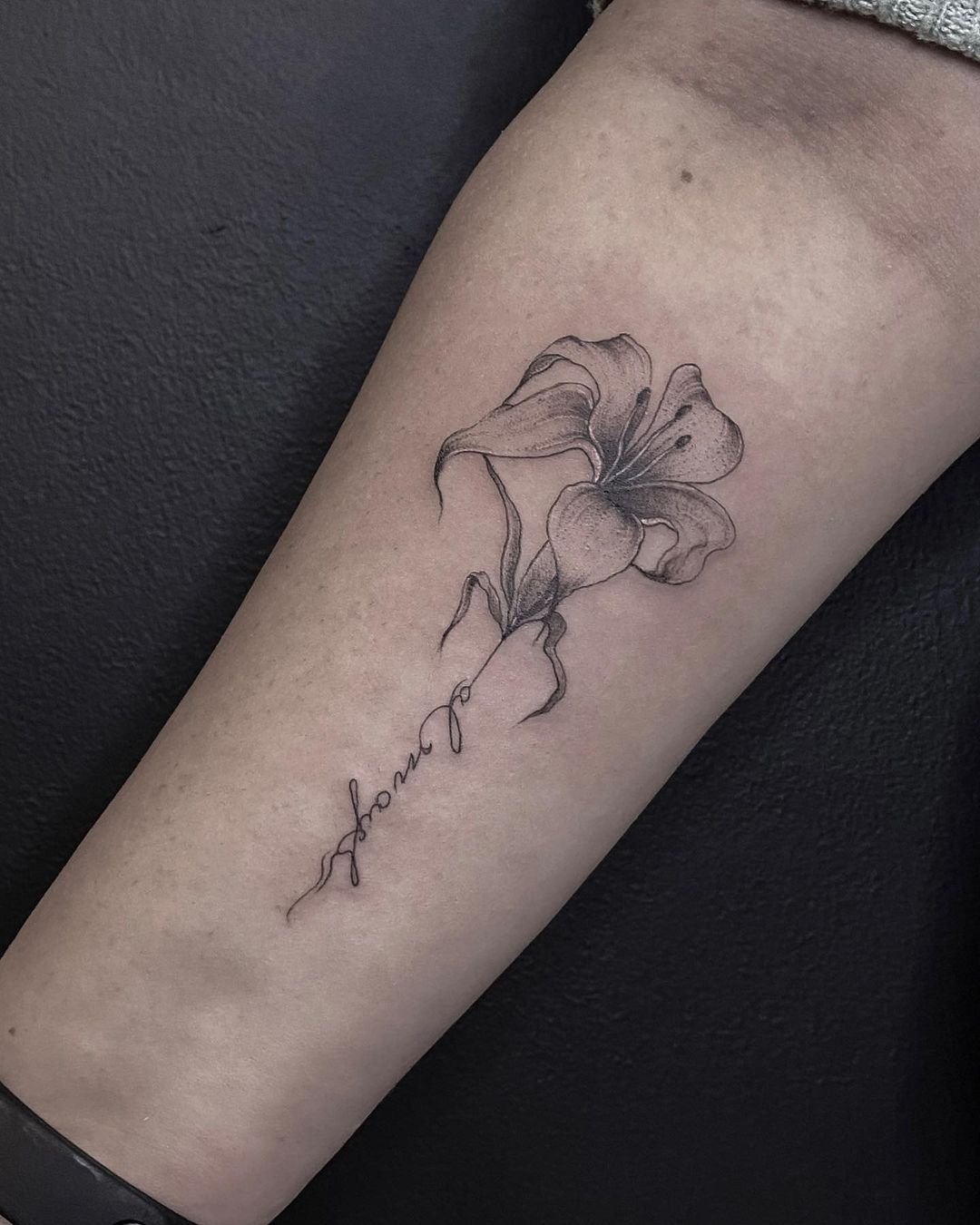 Что значат лилии тату. Тату лилия на руке. Тату лилия на ноге. Тату лилия. Тату лилии.
