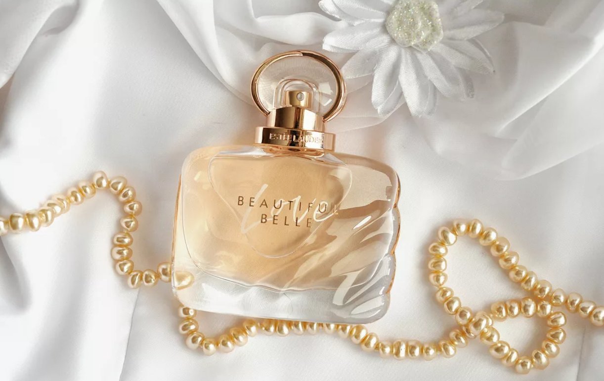 Belle loves. Эсте лаудер бьютифул Бель. Эсте лаудер духи Бель. Estee Lauder beautiful Belle Eau de Parfum. Духи Эсте лаудер женские бьютифул Бель.