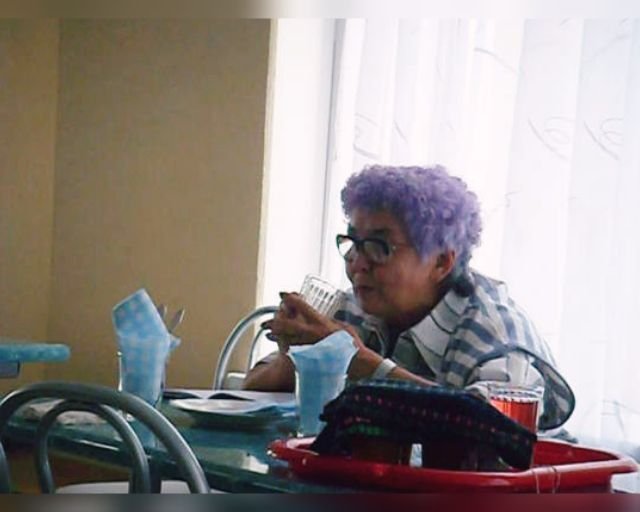 Зачем бабули которым за 60 красят волосы в фиолетовый цвет аск
