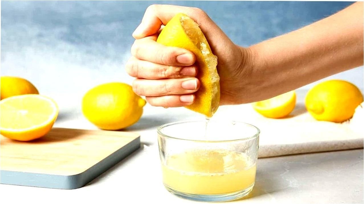 Отжимают сок лимона. Выдавить лимон. Лимонный сок. Выжимает лимон. Выжать сок лимона.