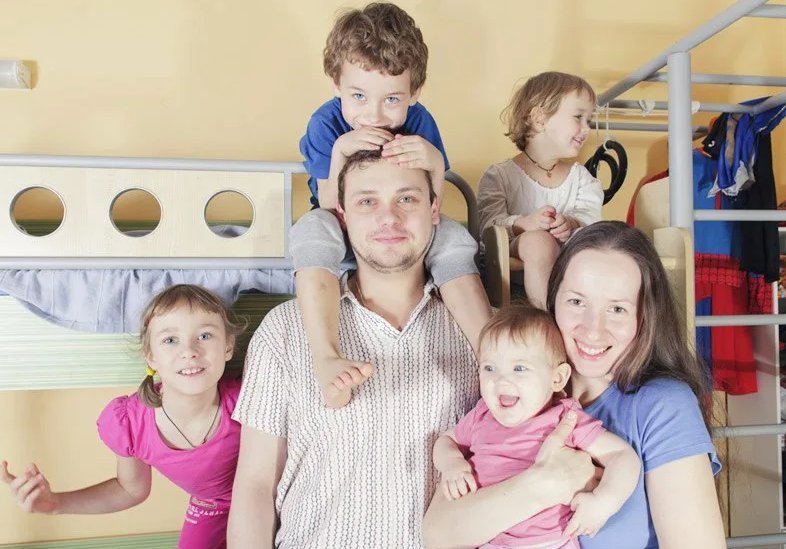 Отец с 5 детьми. Сергей белоусов отец 5 детей. Сергей белоусов многодетный отец. Отец пятерых. Отец пятерых.