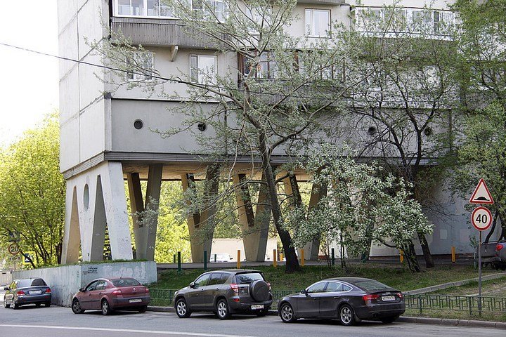 Дом на вднх. Дом сороконожка в Москве ВДНХ. Дом на куриных ножках в Москве ВДНХ.