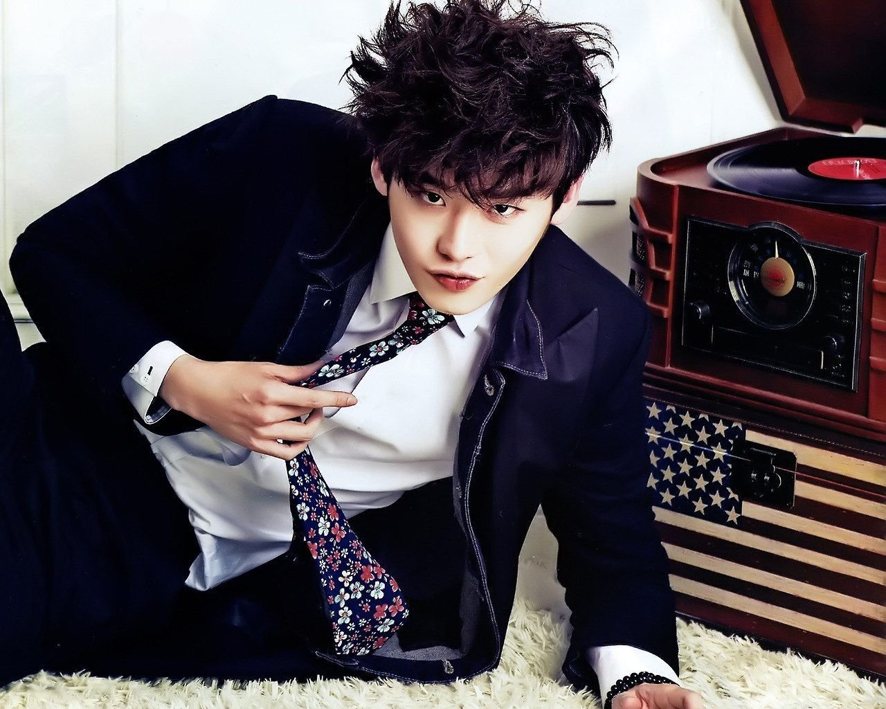 Можно ли джон. Lee jong suk 2021. Ли джонхён cnblue. Можно ли джон. Ли чон сок.