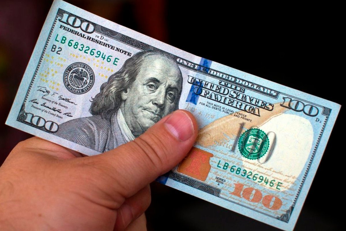 Как выглядят новые доллары 100. Бенджамин Франклин на 100 долларах. Американская купюра 100 долларов. Банкнота 100 долларов США. 100 Долларовая купюра с Бенджамином Франклином.