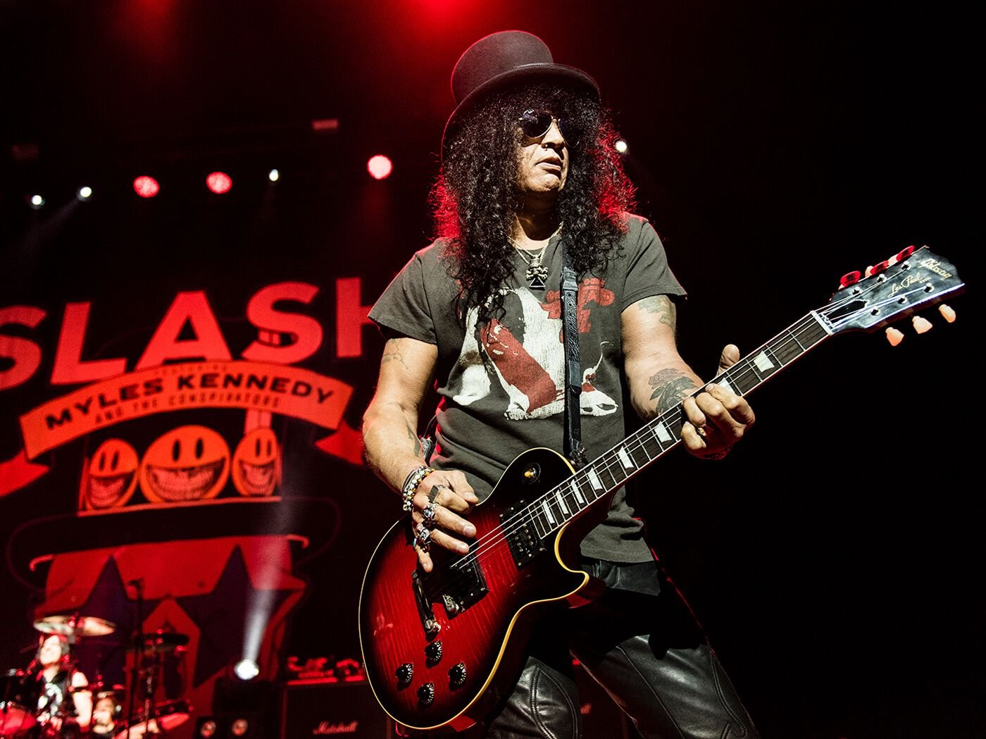 Слэш гитарист. Slash гитарист Guns n Roses. Слэш гитарист Guns n Roses. Slash Хадсон. Слэш Ганзен роузес.