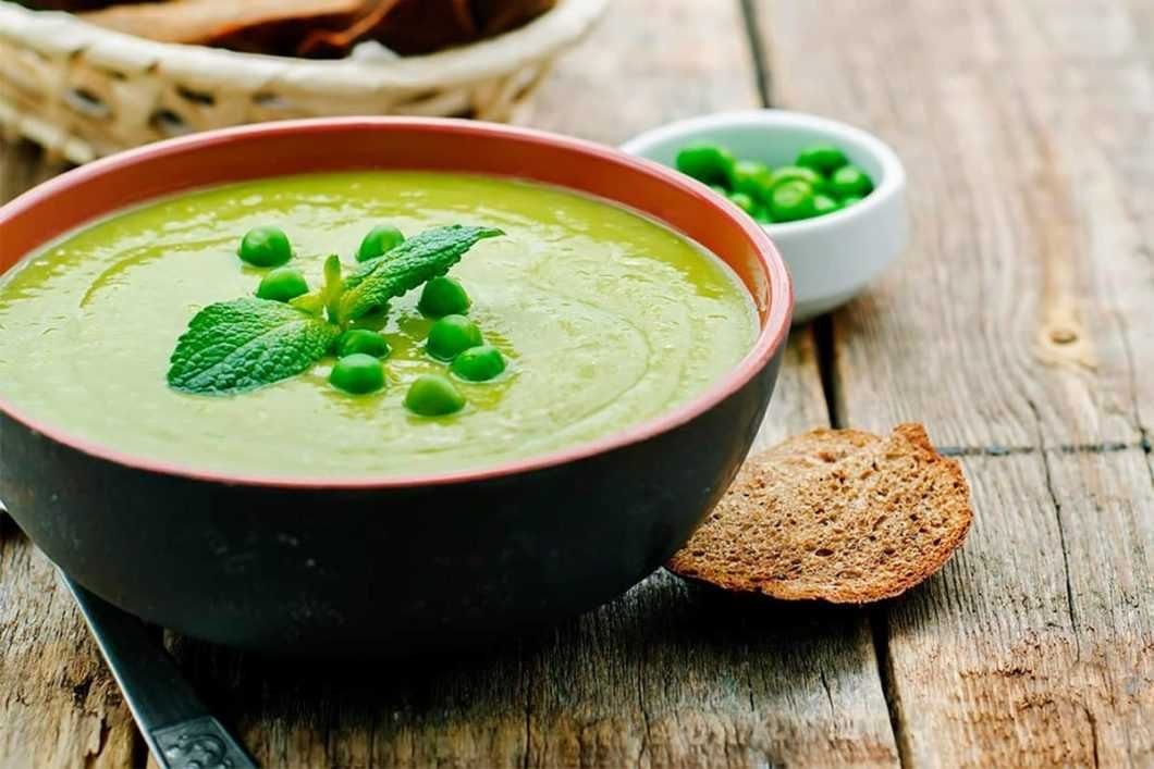 Суп из зеленого гороха. Суп пюре из зеленого горошка. Пюре из зеленого горошка. Суп пюре с зеленым горошком. Зеленый крем суп.