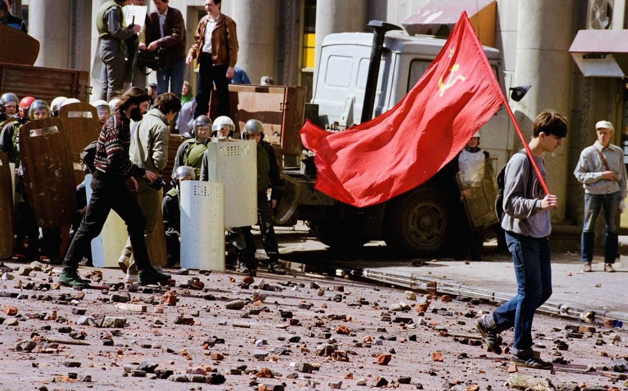 1 ые люди. Россия 1993 год Кровавый Первомай. Первомайская демонстрация 1993 года в Москве.