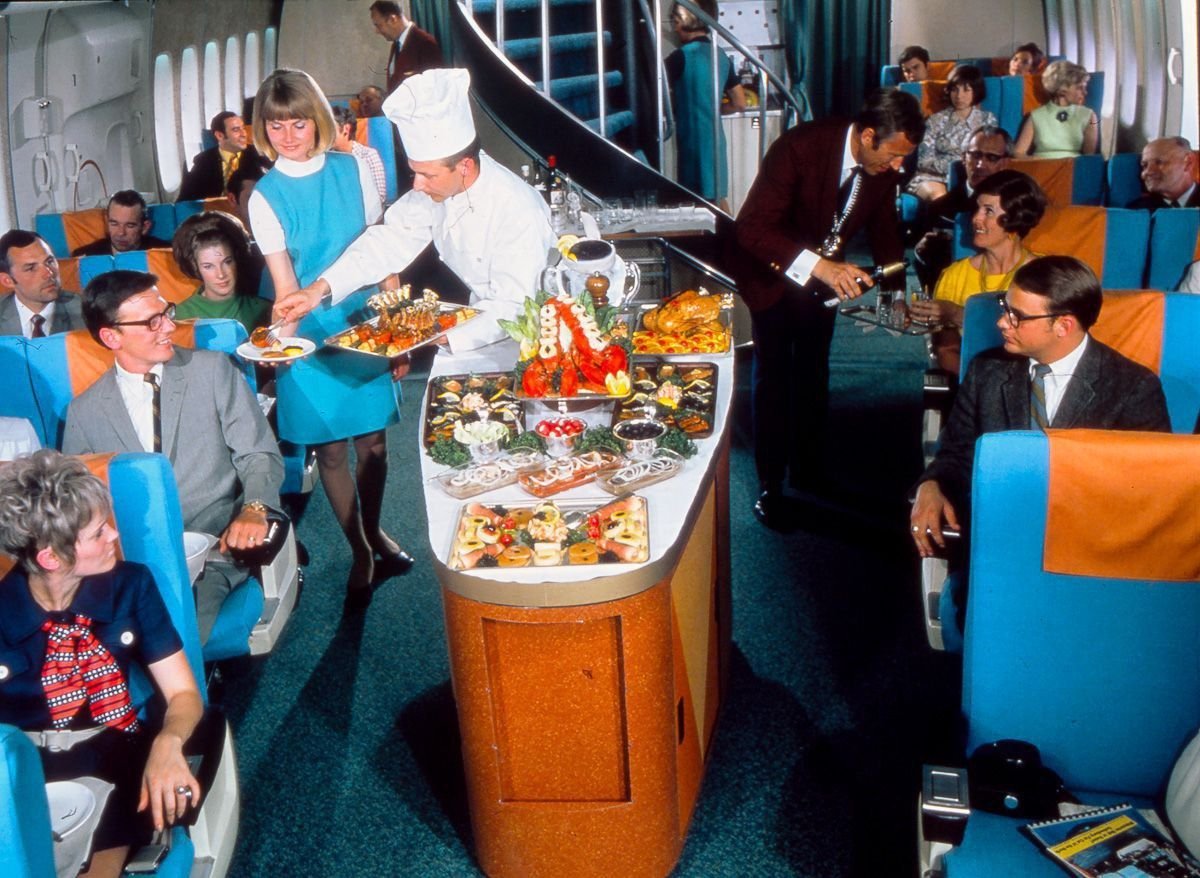 Первые пассажиры самолета. Еда в самолете. Питание в самолетах СССР. Еда на борту. Питание в самолетах 60-х.