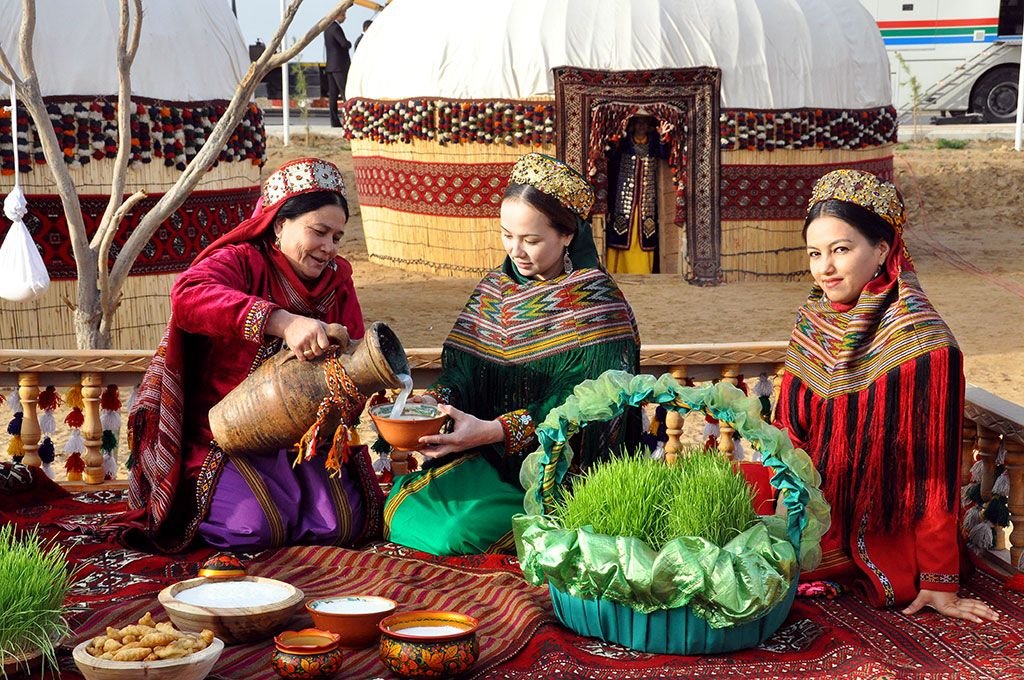 Где празднуют навруз. Традиции Новруз байрам Туркменистан. Праздник Новруз байрам в Туркменистане. Новруз байрам Азербайджан традиции. Новруз байрам в Иране.