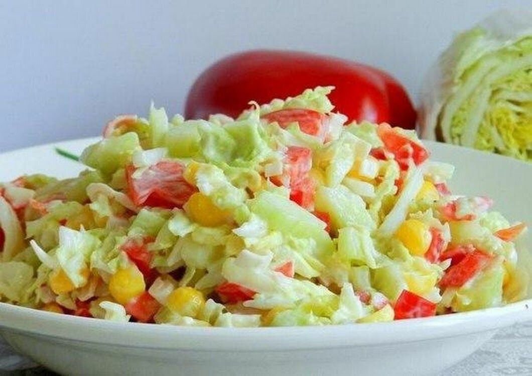 Крабовые палочки помидоры кукуруза. Салат с пекинской капустой и крабовыми палочками и кукурузой. Пекинская капуста с крабовыми палочками. Салат из крабовых палочек и пекинской капусты и кукурузы и огурца. Салат с крабовыми палочками кукурузой пекинской капустой огурцом.