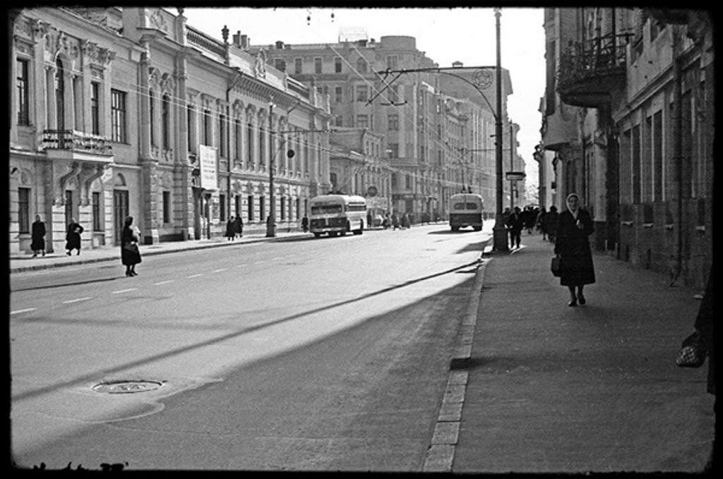 Смысл улиц. Кропоткинская улица. Улица Кропоткина Москва. Хамовники 1950 год. Улица Пречистенка в Москве.