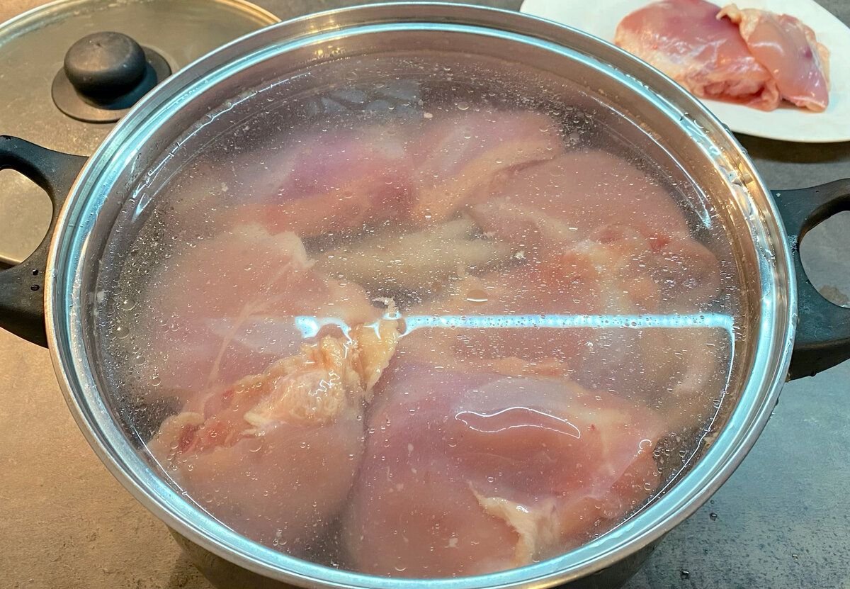 Холодец из куриных лапок. Как сварить холодец из лапок курицы. Холодец из куриных ножек. Холодец из куриных лапок. Заливное из куриных лапок.