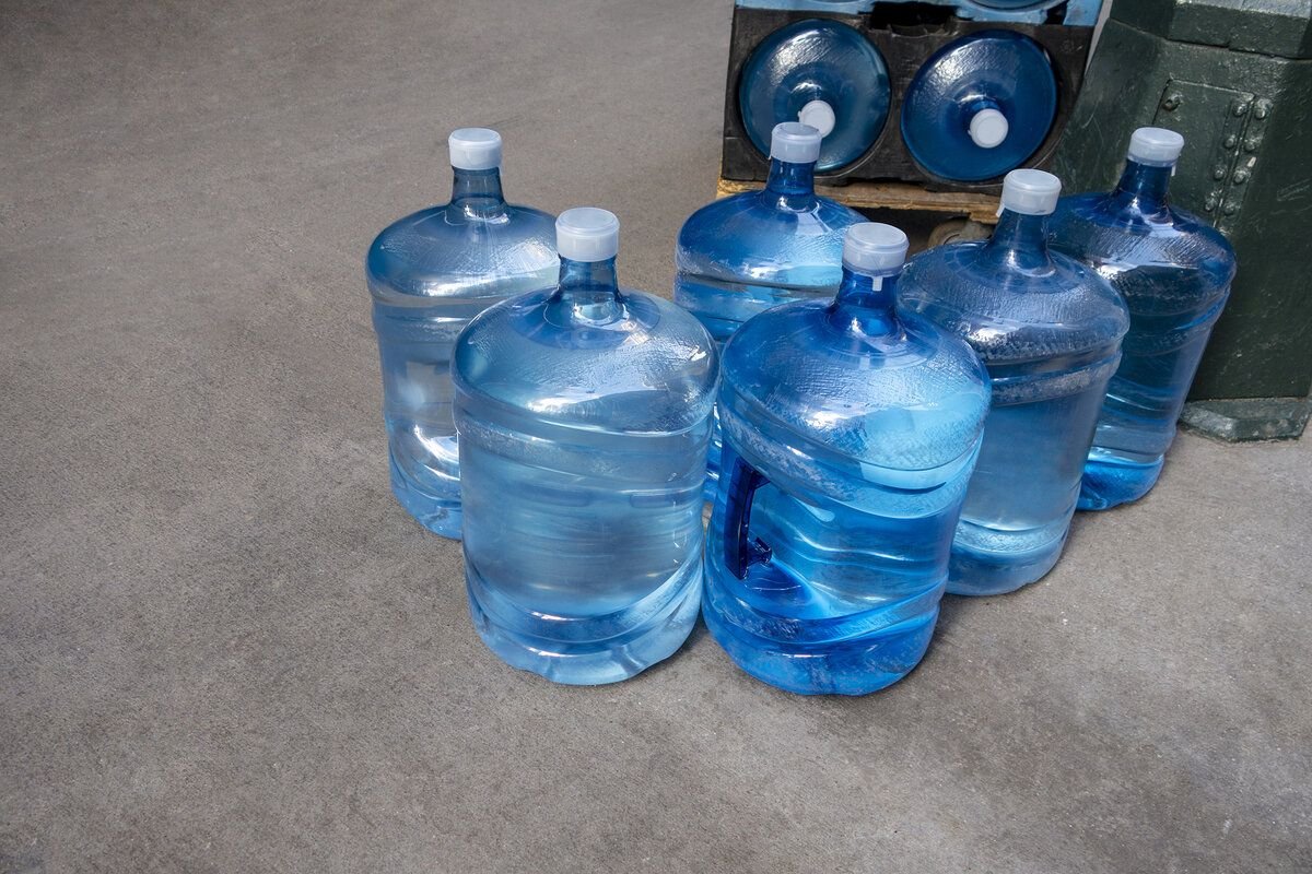 5 галлонов. Вода 5 галлонов. 19 Литровая вода. Химические баклажки 5 литров. Баллон с водой 5 галлонов.