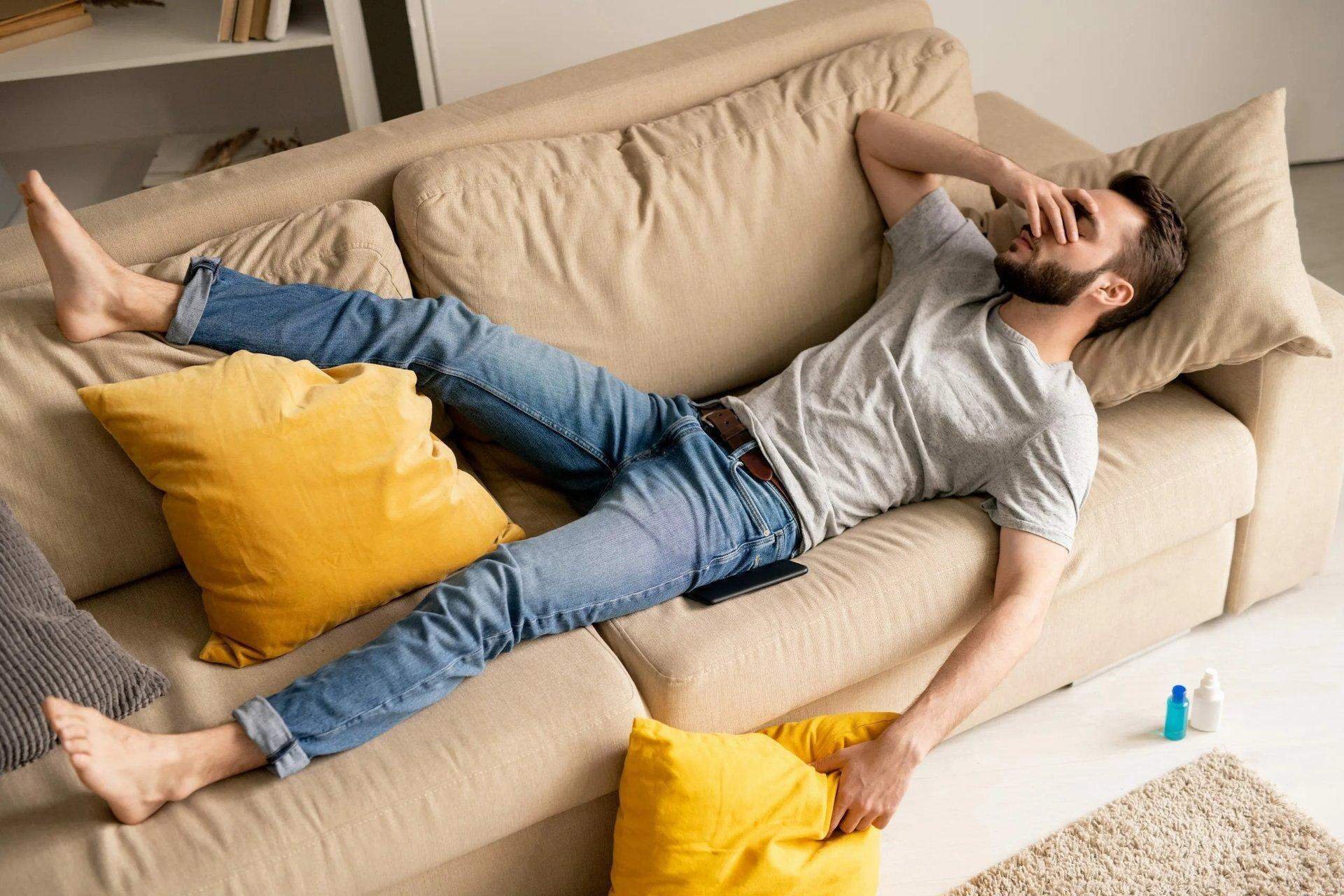 Лениво заметила. Мужчина на диване. Лежит на диване. Человек лежит на диване. Парень на диване.