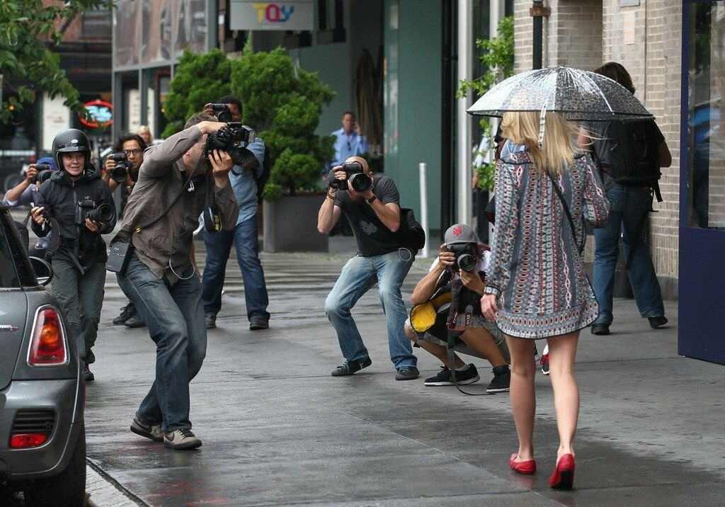 папарацци эстетика. слово папарацци. девушка среди мужчин. фотокамеры папарацци. папарацци.