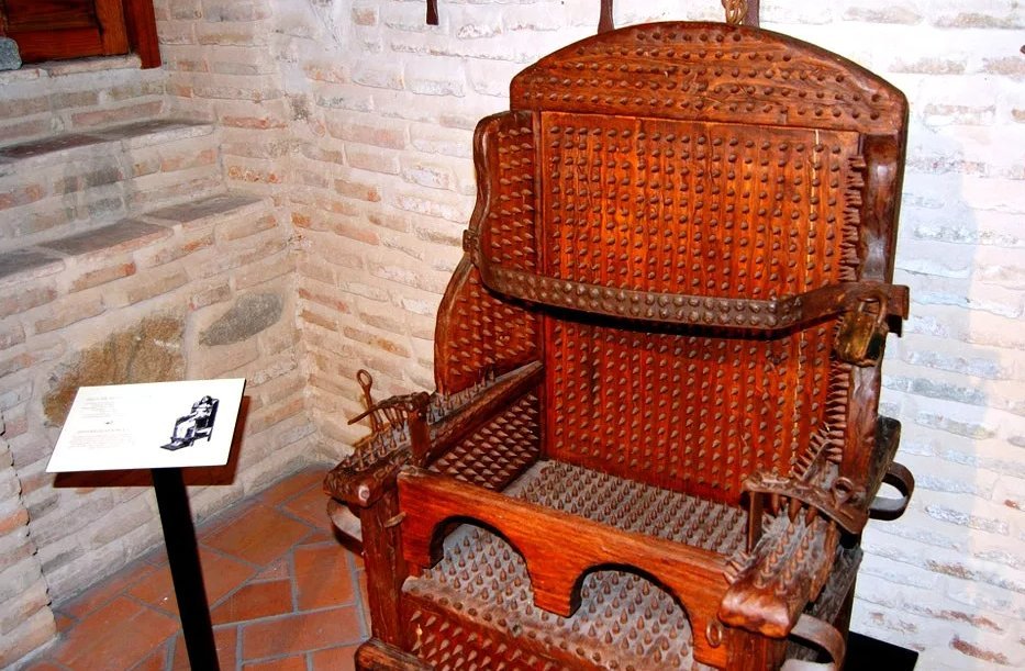 Музеи инквизиции в испании. Орудия пыток инквизиции в средневековье. Позорный стул. Пыточные орудия средневековья. Вилка еретика орудие пытки.