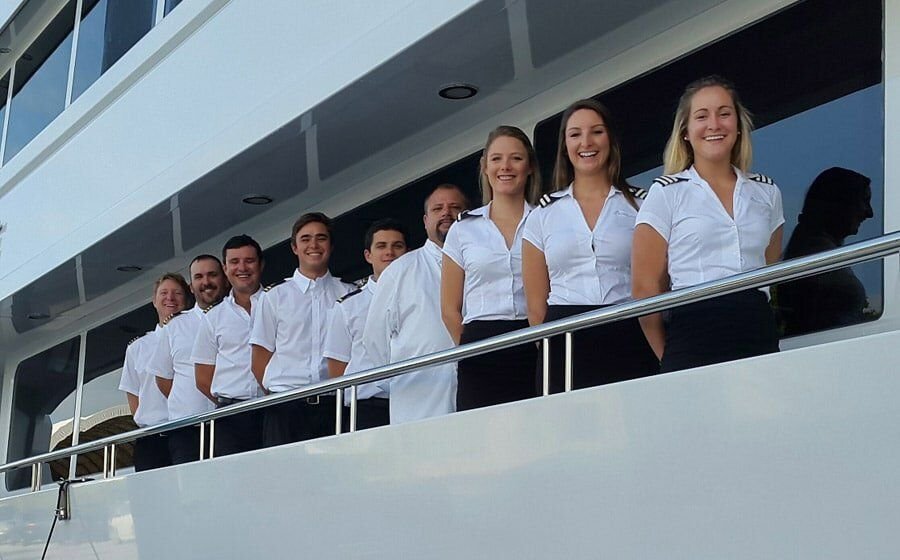 капитан кейт селебрити круиз. охрана лайнеров. люди на круизном лайнере. стюардесса на корабле. охрана лайнеров.
