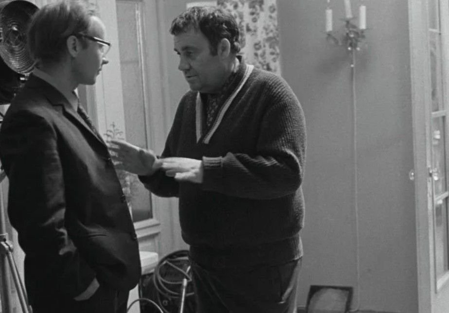 эльдар рязанов режиссер съемки служебный роман. эльдар рязанов молодой. режиссер служебного. эльдар рязанов 1960. эльдар рязанов служебный роман.