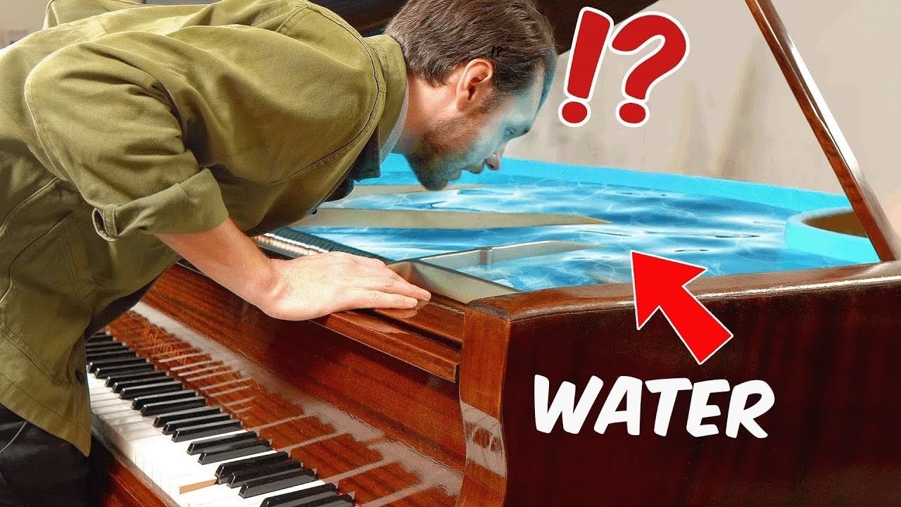 Water piano. Банки с водой в пианино. Рояль на воде. Скользил по воде фортепиано.