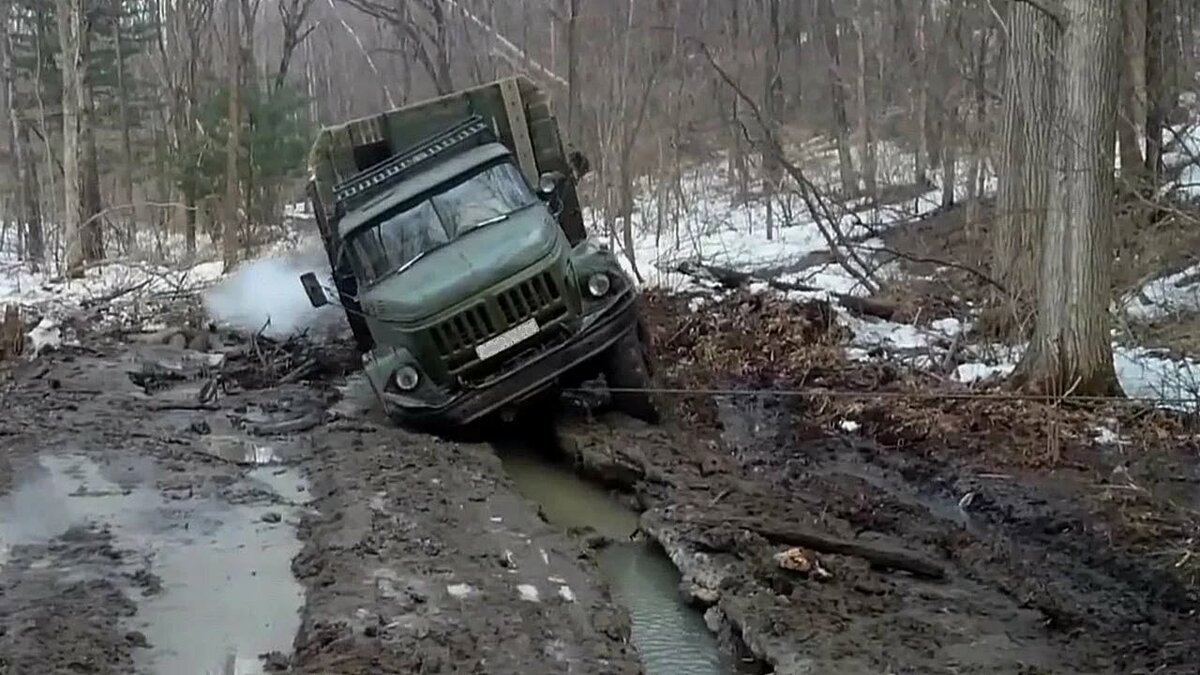 Маз едет по грязи