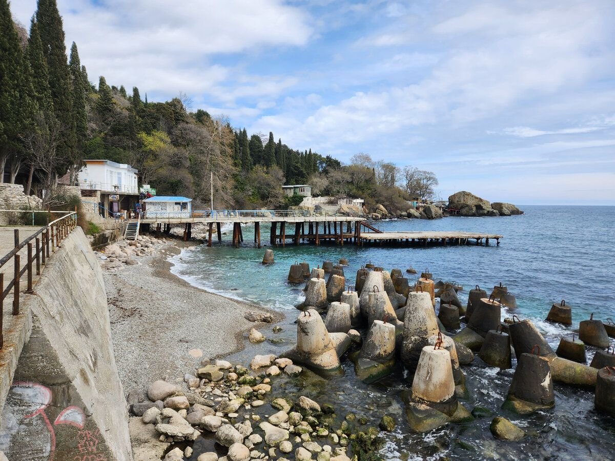 Пляж Алупки с большими камнями шезлонгами