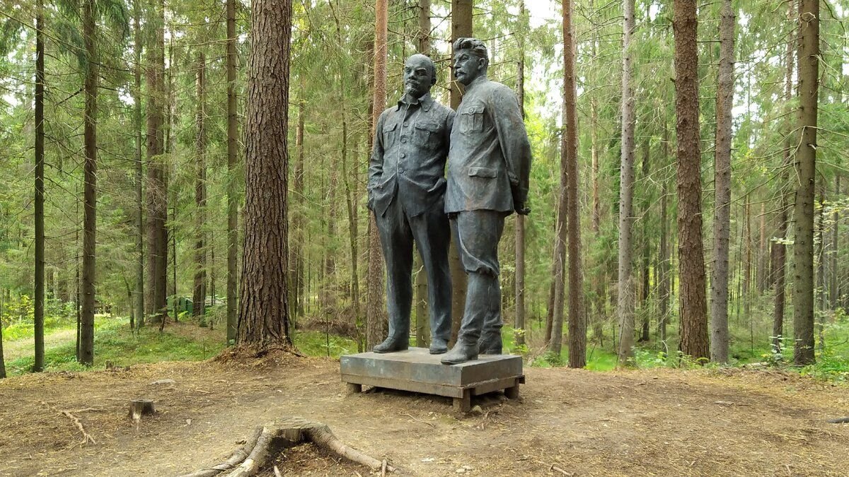Памятник Ленину и Сталину в Ленинградской области
