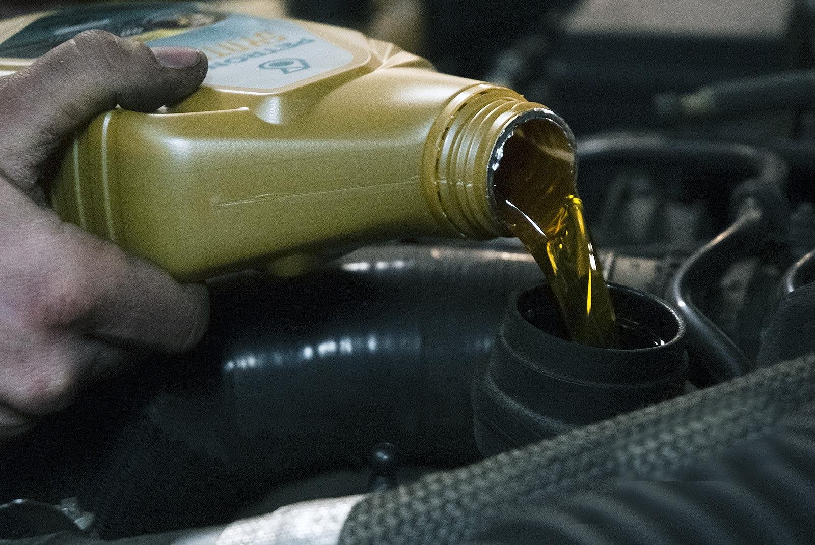 Сильно ест масло. Производство моторного масла. Моторное масло льется. Моторное масло креатив. Моторное масло заливают.