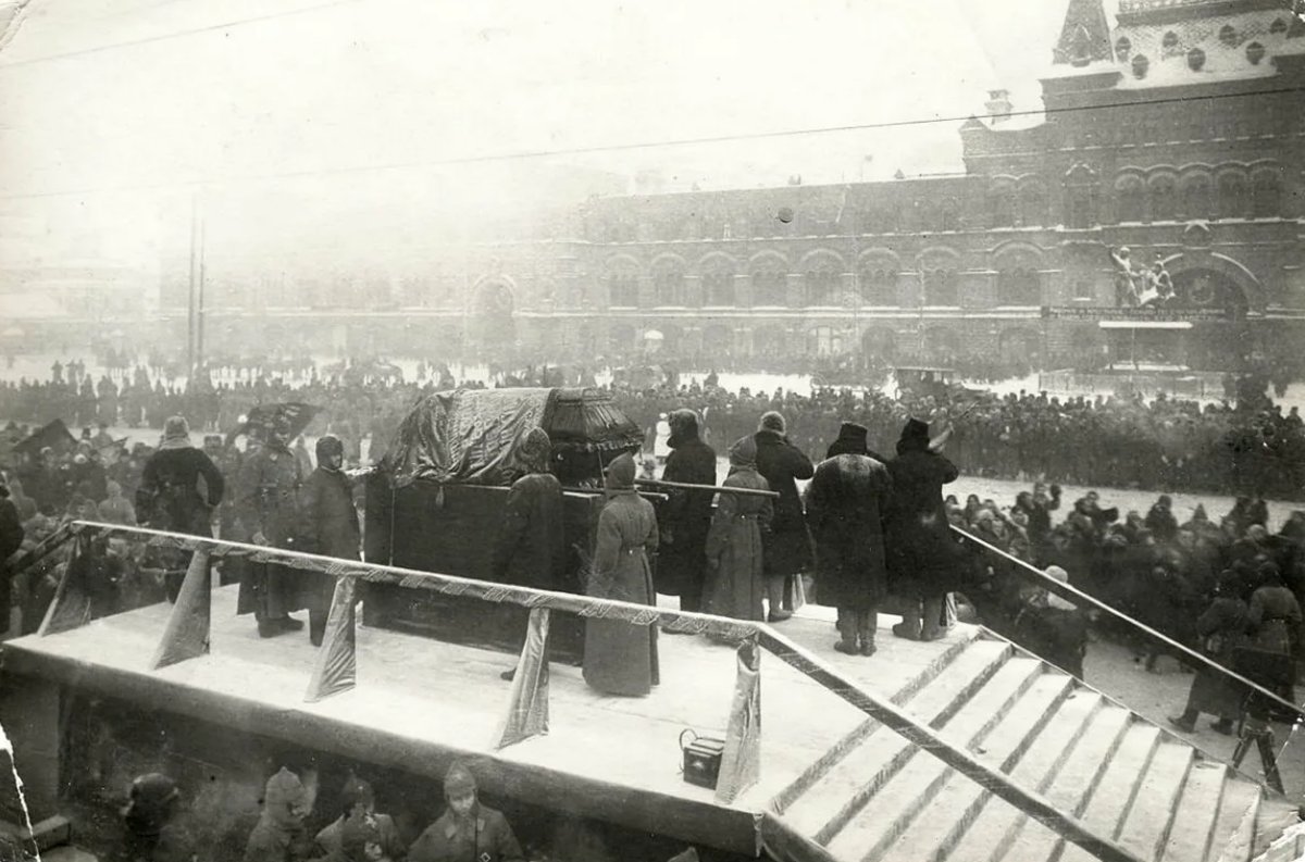 Площадь прощания. Ленин в мавзолее 1924. Первый мавзолей Ленина 1924. 1924 Похороны Владимира Ленина.