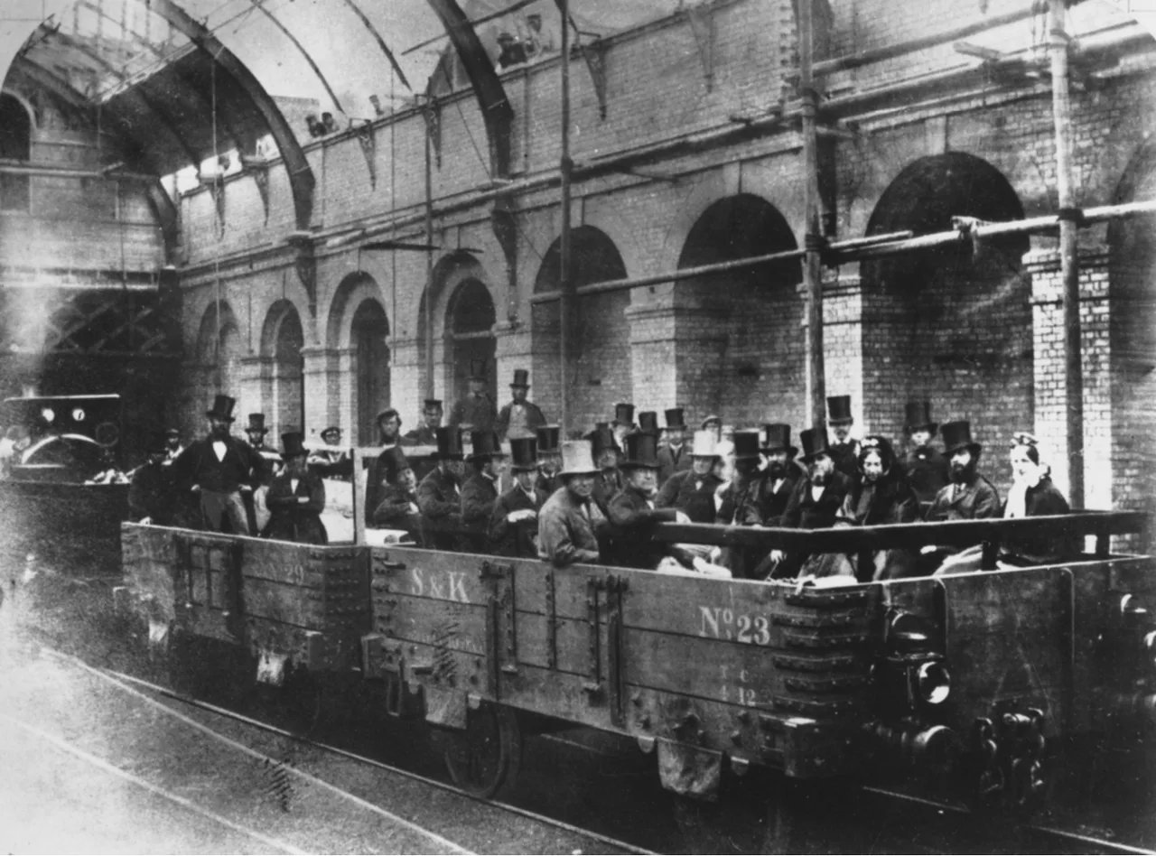 Метрополитен появился. Лондонское метро 1863. Метро Лондона 1863 года. Первое метро 1863. Первая линия метро в Лондоне 1863.