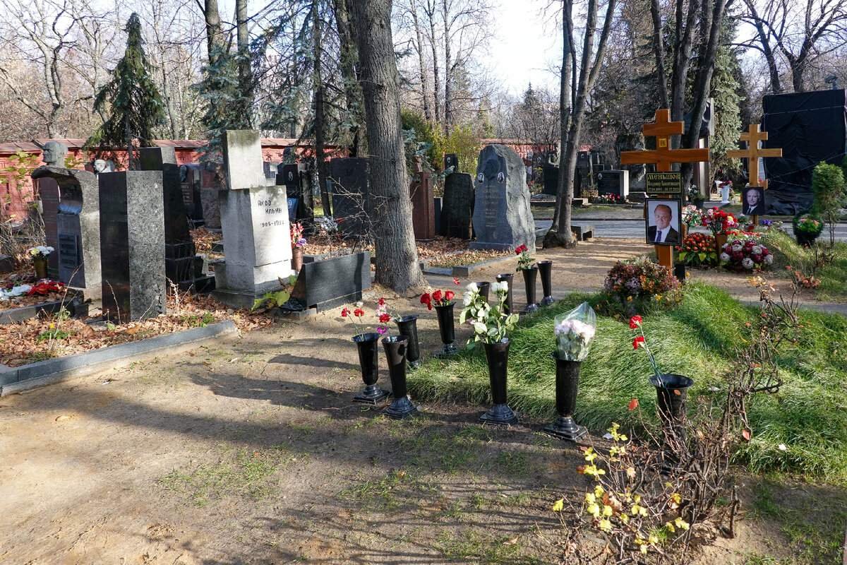 лановой новодевичье кладбище