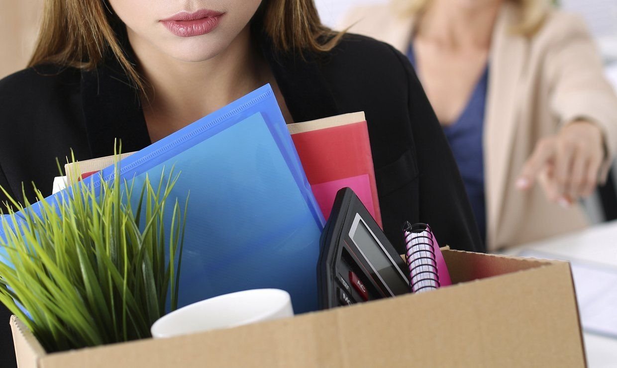 смешные записи в трудовой книжке при увольнении. сотрудник увольняется. увольнение работника. уволилась картинки. увольнение картинки.