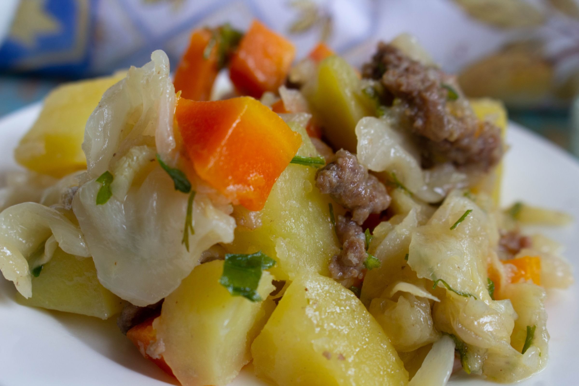 Овощи тушеные на сковороде. Рагу с курицей и молоком. Тушёные овощи без масла. Фриттата с овощами. Блюда из тушеных овощей.