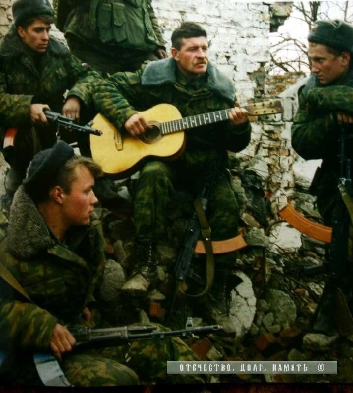 Чеченские песни поем. Солдат с гитарой. Афганцы в Чеченской войне. Армейские под гитару. Военные под гитару Чечня.