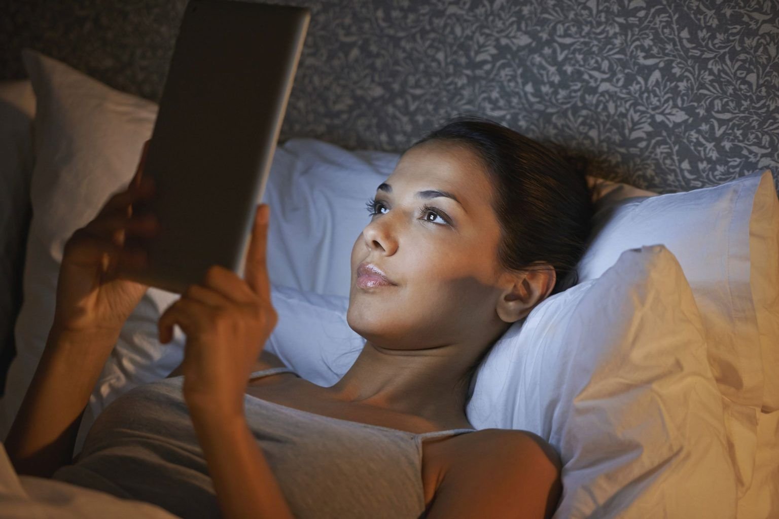 Спать или читать. Человек с телефоном в кровати. Чтение перед сном. Телефон на кровати. Человек в кровати с телефоном ноч.