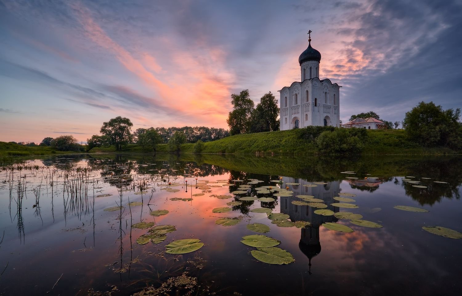 Храм Покрова на Нерли пейзаж