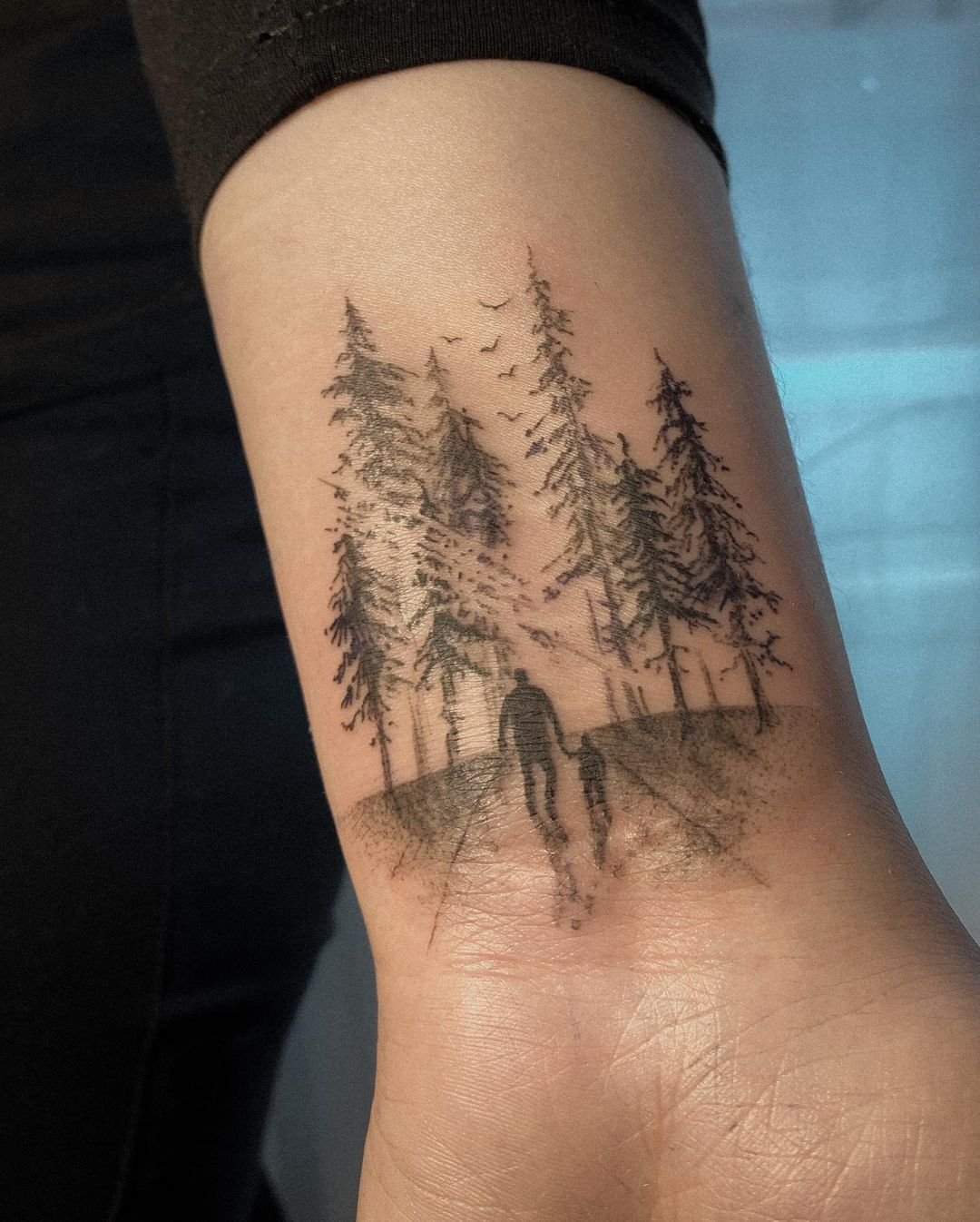 татуировка лес на руке женская