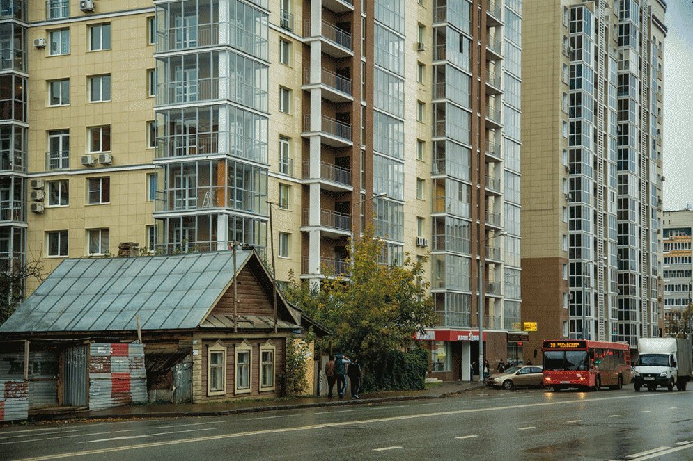 Дом среди города. Высотки Одинцово. Частный дом среди многоэтажек. Частный дом среди высоток. Старый дом среди новостроек.