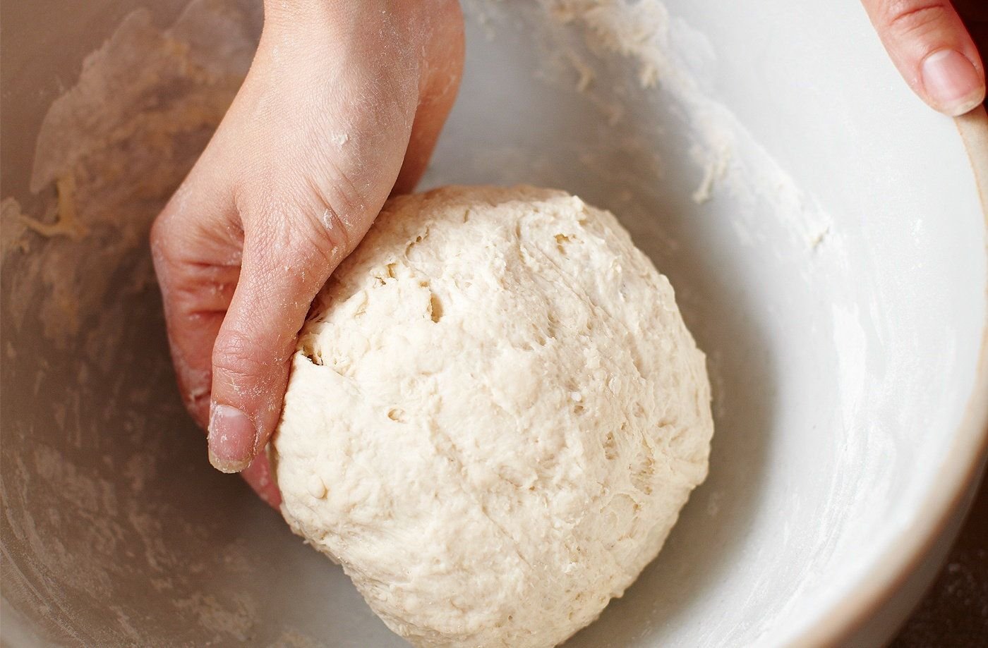 Как замесить тесто в домашних условиях. Замес теста для хлеба. Тесто для хлеба. Палка месить тесто. Делаем тесто для хлеба.